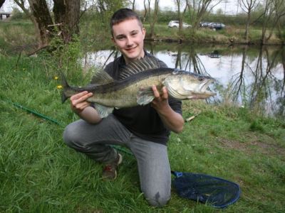 Zander, ca. 70cm, gefangen im April von Marc Becker im Teich Wittig.