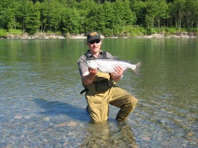 05. Lutz mit seinem ersten Lachs ein Koenigslachs.jpg