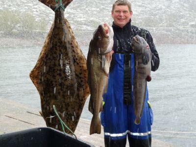 Stefan mit Dorsch und Steinbeisser im Schneetreiben.JPG